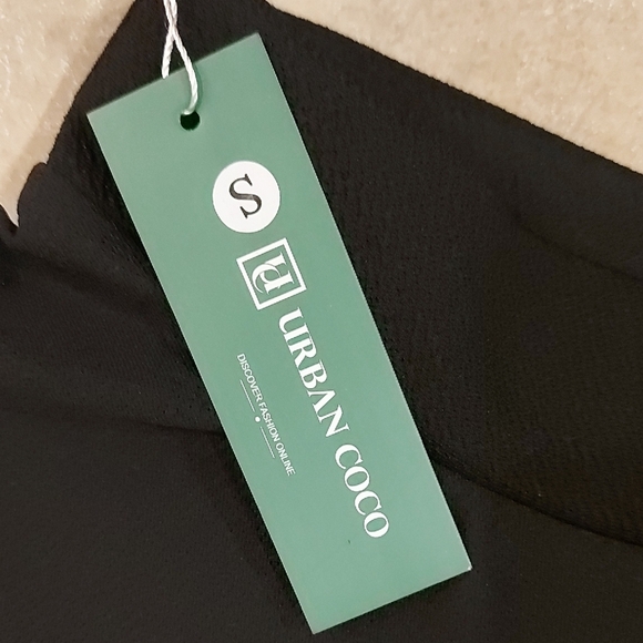 Chic Black Mini Skater Skirt - Picture 3 of 6